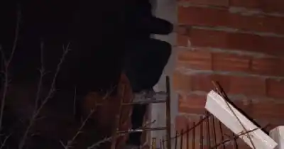 Saltaba techos en Comodoro, recibió una paliza y terminó preso