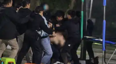 Golpes y sillas voladoras en una plaza de Orán: el video que nadie quiere que veas