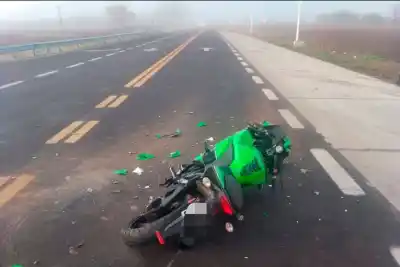 Chocó su moto contra un camión en medio de la neblina y terminó con una grave fractura