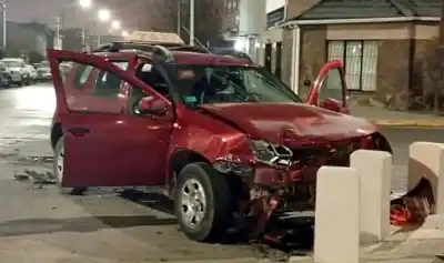 Chocaron una camioneta y un taxi en pleno centro de Río Grande: los daños fueron totales