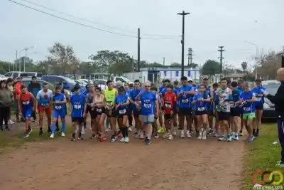 52 años no es nada: el Club Atenas celebró con una carrera que paralizó Goya