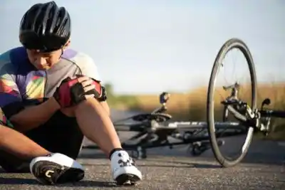 Cayó de su bicicleta tras ser rozado por un auto en Los Sosa