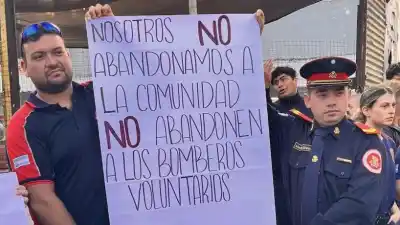 Sirenas y reclamos: los Bomberos Voluntarios coparon las calles de Tucumán para exigir derechos
