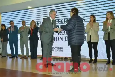 El gobernador Suárez entregó escrituras y ya piensa en las elecciones del domingo