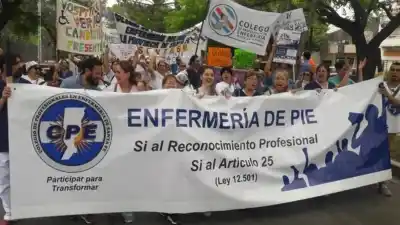 Enfermeros santafesinos vuelven a las calles: piden un básico de 2 millones y el fin del pluriempleo