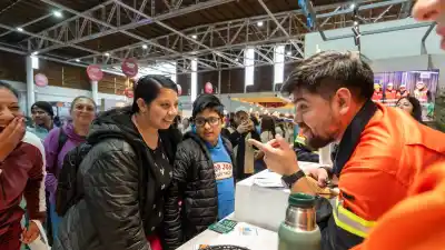 Juegos, trivias y una ruleta: la apuesta de una minera que cautivó en el Poncho 2026