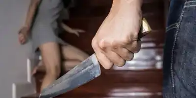 Ella quiso irse, pero él la apuñaló y la encerró: el horror que vivió una mujer en Orán