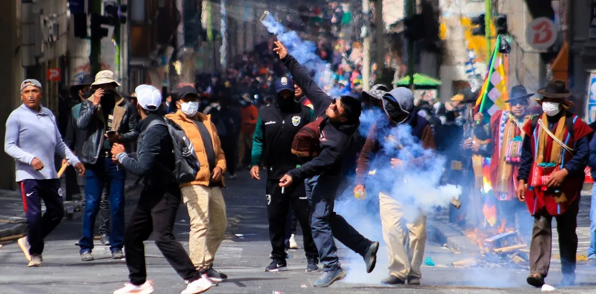 Manifestantes se enfrentaron con la Policía durante una protesta para exigir la renuncia del presidente Rodrigo Paz