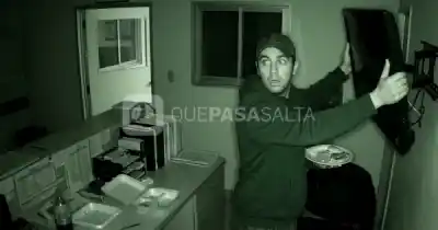 Se coló en un hospital, cenó en el comedor y casi se lleva un televisor: el insólito robo que quedó filmado
