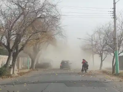 Alerta en Mendoza: el zonda ya azota el Gran Mendoza y hay rutas con visibilidad reducida