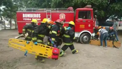 Bomberos de Yerba Buena protagonizan un rescate extremo para salvar a un perro atrapado