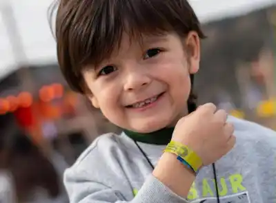¿Perdiste a tu hijo en la Fiesta del Poncho? Las pulseras que resolvieron 22 extravíos