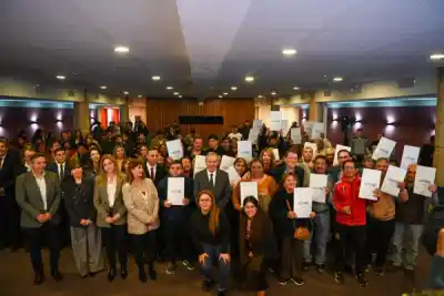 Entregaron escrituras a 24 familias de La Banda: el gobernador Suárez anticipó más títulos