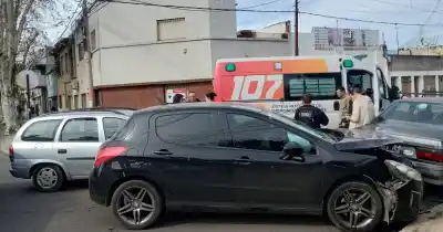 Dos mujeres heridas en triple choque en Rosario: "Hay doble cartel de pare, pero no frena nadie"