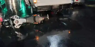 Esperaba el cambio de semáforo en Monteros y fue embestido por una moto