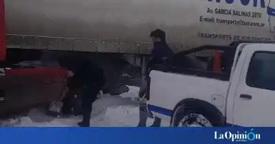 La nieve lo dejó varado en la ruta: la rápida acción de la Policía Caminera que evitó una tragedia