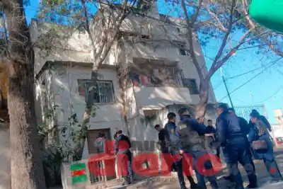 Vecino evitó una tragedia: la historia de la mujer que cayó de un tercer piso y su hija de 4 años en La Banda
