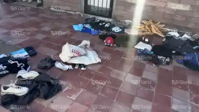 Atacó una vidriera a piedrazos, robó ropa y lo atraparon con las prendas puestas