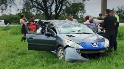 Un hombre de 73 años resultó herido tras volcar en la rotonda de Huacra, La Cocha