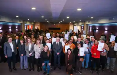 24 familias de La Banda recibieron las escrituras de sus viviendas: el emotivo acto que encabezó el gobernador