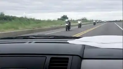 Decenas de jóvenes corren picadas en la Ruta 38 de Aguilares y generan alto riesgo vial