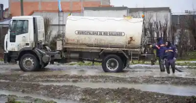 Lluvias y deshielo en Río Gallegos: el Municipio despliega un operativo para combatir los anegamientos