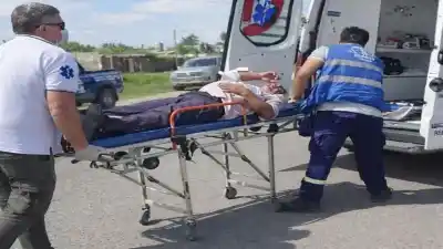 Un auto que huyó desencadenó un choque entre dos motos en la Ruta 308 de Alberdi