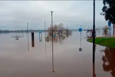 Alerta en Concordia: la creciente del río Uruguay amenaza la costanera y el nivel podría seguir subiendo
