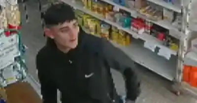 Se hizo pasar por cliente, desenfundó un arma y asaltó un autoservicio en barrio Sarmiento