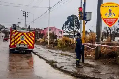 Alarma en Caleta Olivia: detectaron humo en un poste de luz y bomberos actuaron de urgencia