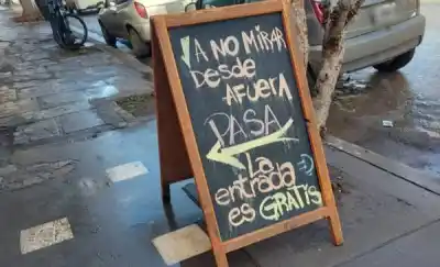 Se negaban a entrar al local hasta que vieron el cartel: "La entrada es gratis"