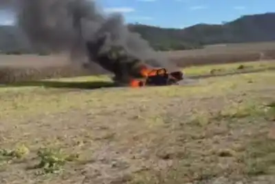 Un vehículo se redujo a cenizas en plena ruta y el humo alarmó a todos