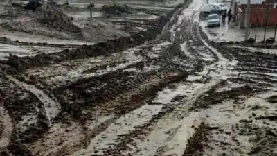 Lluvia implacable: el barro se traga los colectivos en Caleta Olivia y deja barrios aislados