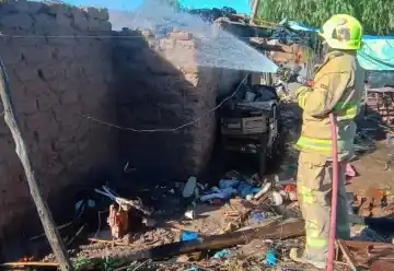 El drama de una familia en Santa Lucía: el fuego arrasó con su casa y casi los atrapa