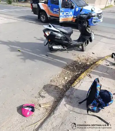 Perdió el control de su moto y se incrustó contra un árbol: el dramático rescate en Catamarca
