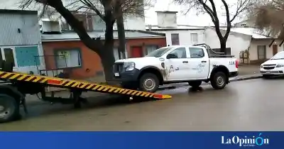 Una camioneta municipal chocó en pleno centro y la secuestraron por un detalle increíble