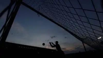 ¿Lesión o táctica? El fútbol inglés prepara un duro castigo para los porteros que simulen