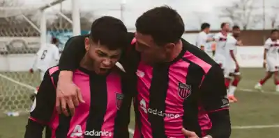 De canchas prestadas a la gloria: la historia del club que enfrentará a Boca Unidos