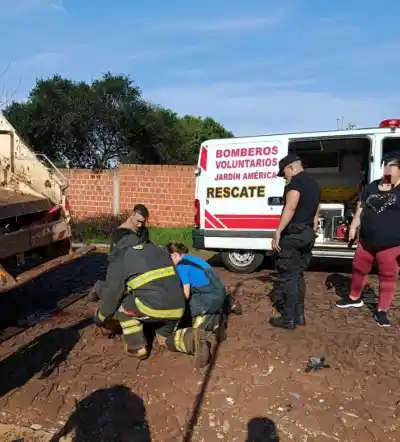 Atrapado por un camión compactador: el dramático rescate de un operario municipal en Jardín América