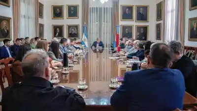 Frigerio reunió a su gabinete y lanzó un plan preventivo: ¿qué pasará con los ríos Paraná y Uruguay?