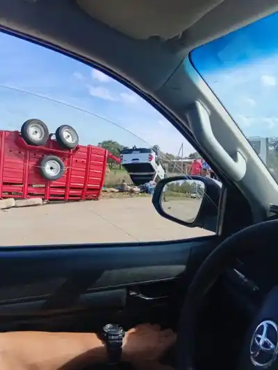 Volcó un tráiler con cinco caballos en la Ruta 9: el insólito momento que vivieron los ocupantes