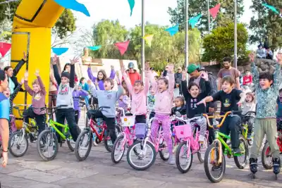 Niños sobre ruedas: la jornada que llenó de colores la Plaza Nicolás Avellaneda
