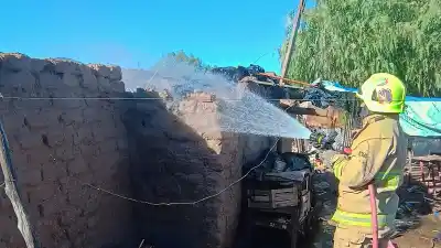 El dramático rescate de una familia con tres niños, incluida una beba de 7 meses, tras un voraz incendio en Santa Lucía