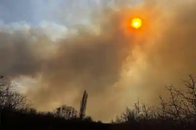 Viento Zonda desata el caos en Guanchín: el incendio se parte en dos y el humo obliga a evacuar