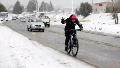Nieve en Neuquén y Río Negro: las zonas y horarios más complicados del martes