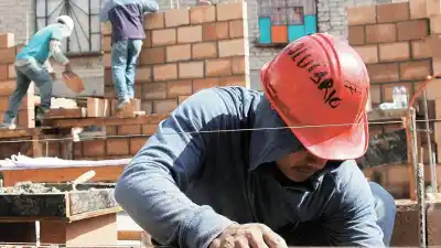 UOCRA confirmó los sueldos de albañiles para agosto: cuánto cobrarán por hora según la zona