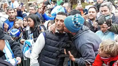 Revolución en Pujato: miles de fanáticos llegaron al pueblo para ver a Scaloni y nadie se lo esperaba