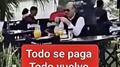 Lo agarraron almorzando en un restaurante de lujo mientras 120 familias que echó no tienen qué comer