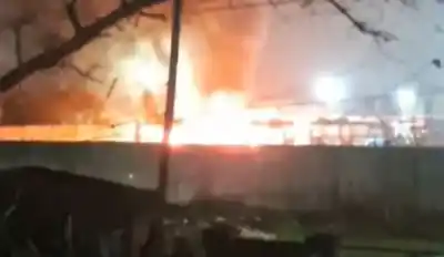 Explosiones y llamas en Longchamps: un incendio devoró dos colectivos en la terminal de San Vicente