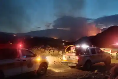 Incendio en Chilecito: Bomberos de La Rioja se suman al combate